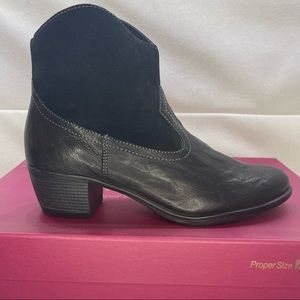 Munro Black Leather Suede Side Zip Ankle Boots